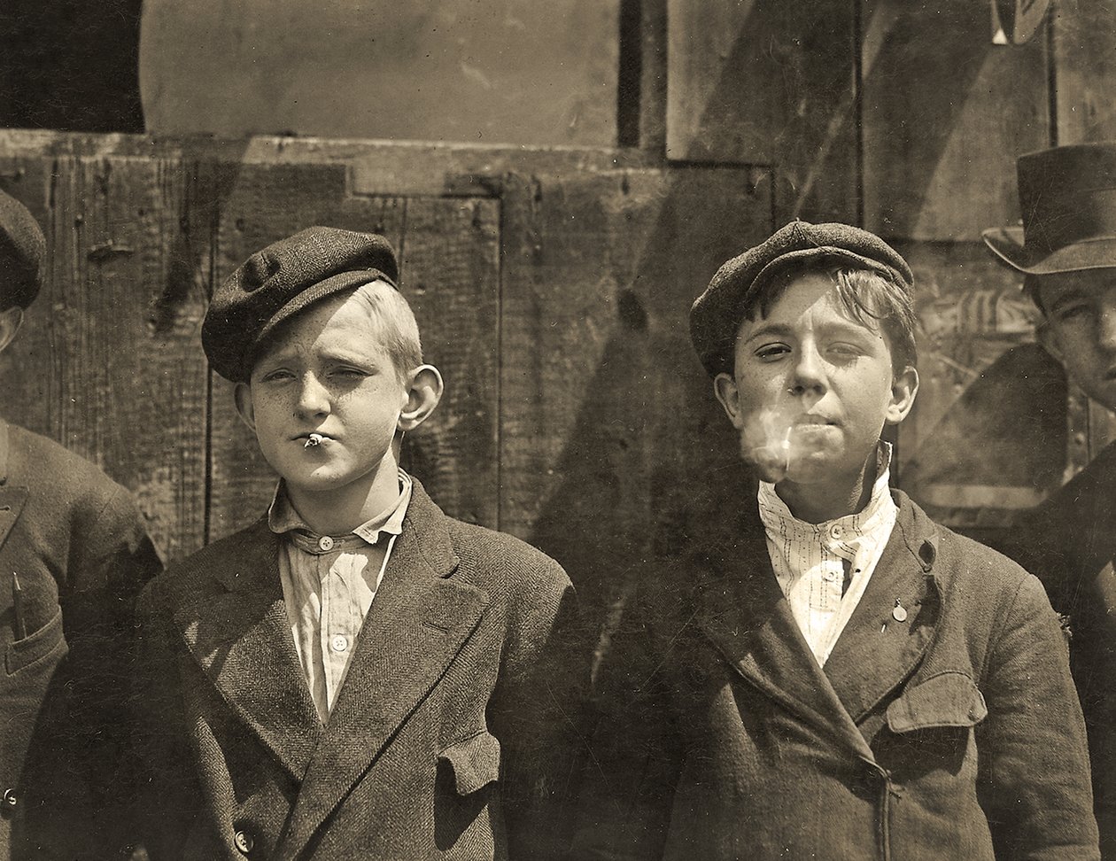 Sigara molası veren gazeteciler, St. Louis, Missouri. 1910 by Lewis Wickes Hine