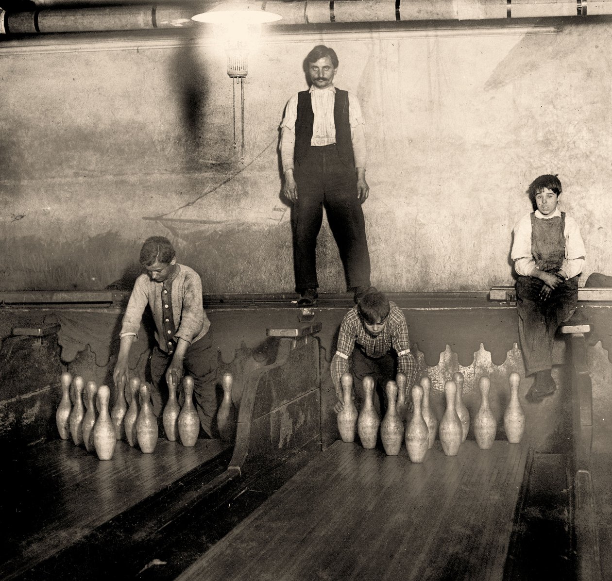 Bir Metro bowling salonunda pinboylar, 65 South Street, Brooklyn. New York. 1910 by Lewis Wickes Hine