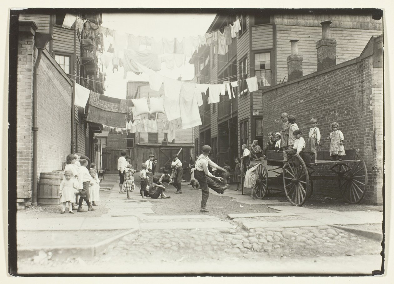 Değirmen Köyünde Oyun Alanı (Playground in a Tenement Alley), Boston by Lewis Wickes Hine