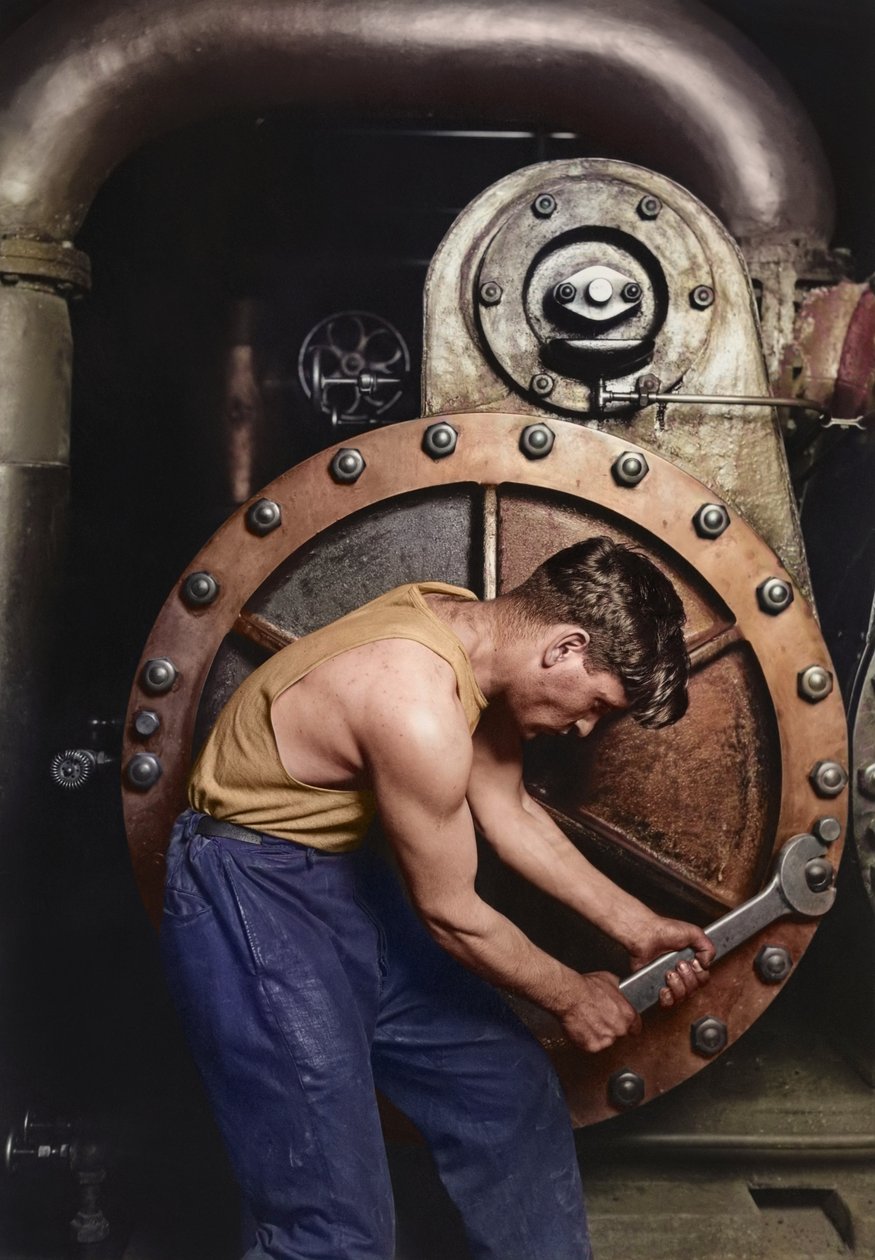 Buhar pompası üzerinde çalışan elektrik santrali tamircisi c.1920 (renkli fotoğraf) by Lewis Wickes Hine