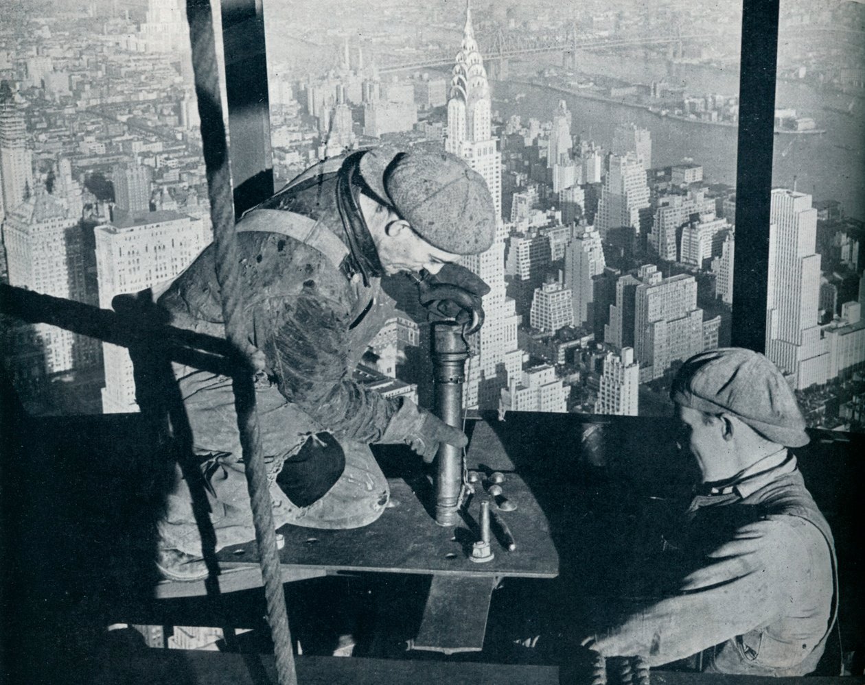 The Morning Mast of the Empire State binasının son cıvatalarının perçinlenmesi, c1931 by Lewis Wickes Hine