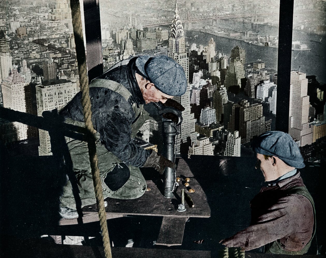 The Morning Mast of the Empire State binasının son cıvatalarının perçinlenmesi, c1931 by Lewis Wickes Hine