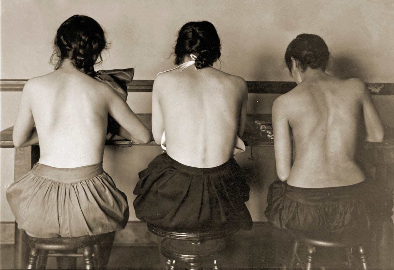 Dikiş makinesi kızları, c.1917 by Lewis Wickes Hine