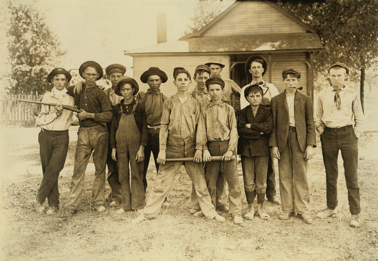 Top takımı çoğunlukla cam işçilerinden oluşuyordu. Hindistan by Lewis Wickes Hine