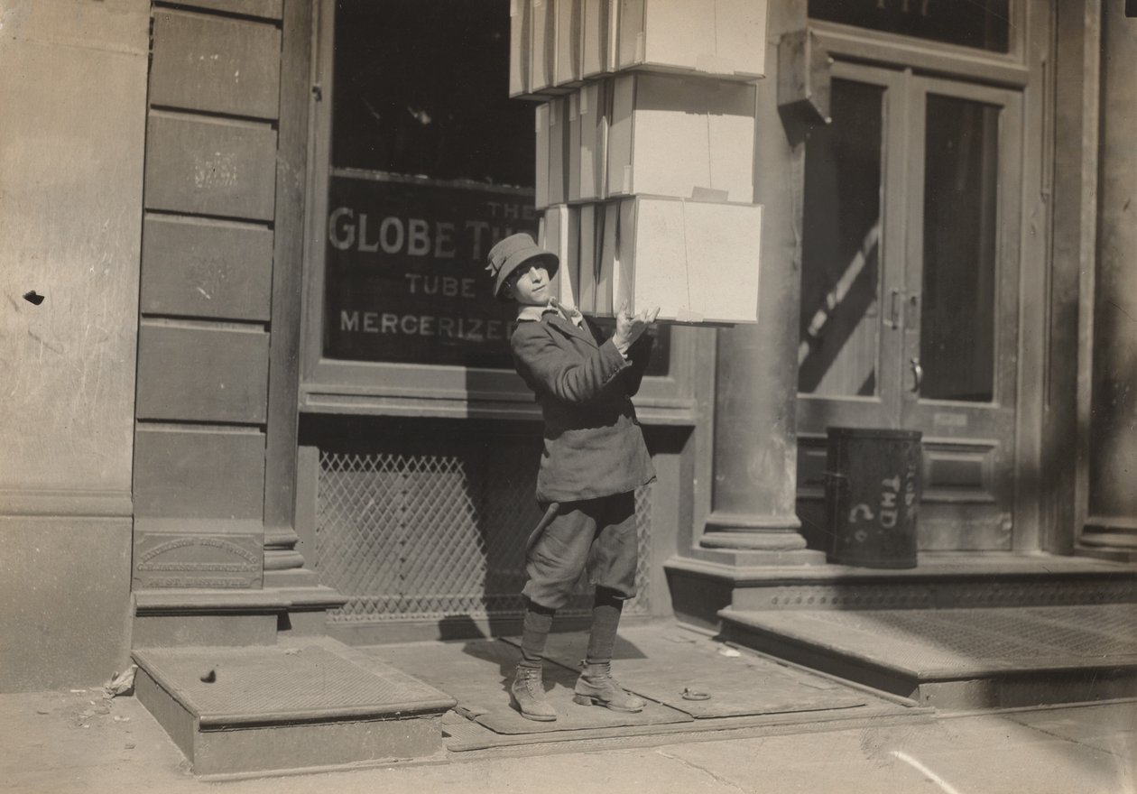 Vagon çocuğu veya kuyruk çocuğu, vagonun yüklenmesine yardım ediyor, c. 1914. by Lewis Wickes Hine