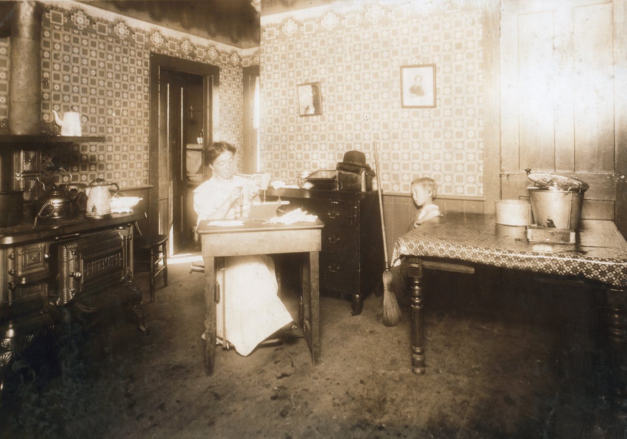 Mutfağında diş fırçalarına kıl yerleştiren kadın, 1912 dolayları by Lewis Wickes Hine