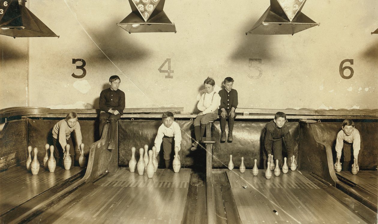 Genç Erkekler Gece Geç Saatlerde Arcade Bowling Salonunda Bowling Pins Kuruyor, Trenton, New Jersey, ABD, c.1909 by Lewis Wickes Hine