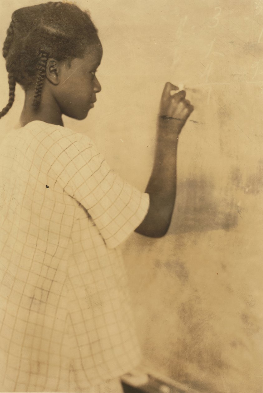 Sınıfta Kara Tahtaya Yazan Genç Kız, Pleasant Green School, Marlinton, Pocahontas County, Batı Virjinya, ABD 1921 dolayları (sepya fotoğrafı) by Lewis Wickes Hine