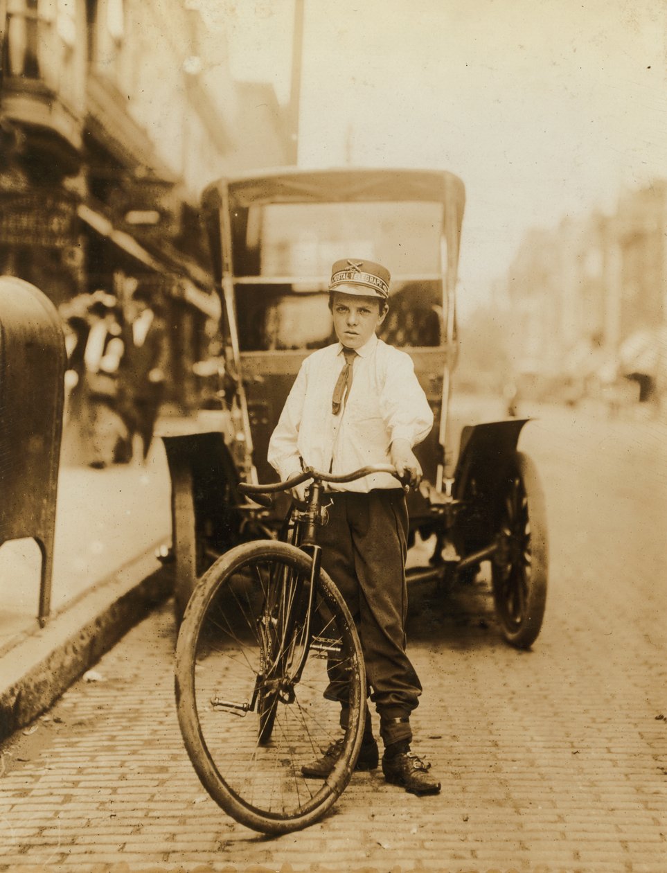 Posta Telgraf Şirketi Habercisi Olarak Çalışan Genç Genç Çocuk, Wilmington, Delaware, ABD, c.1910 by Lewis Wickes Hine