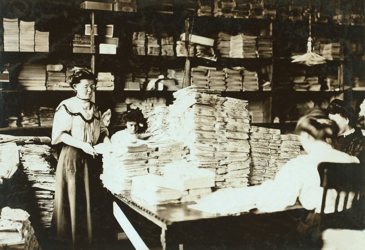 Bir depoda kağıtları tasnif eden genç kadınlar, 1905 dolayları by Lewis Wickes Hine
