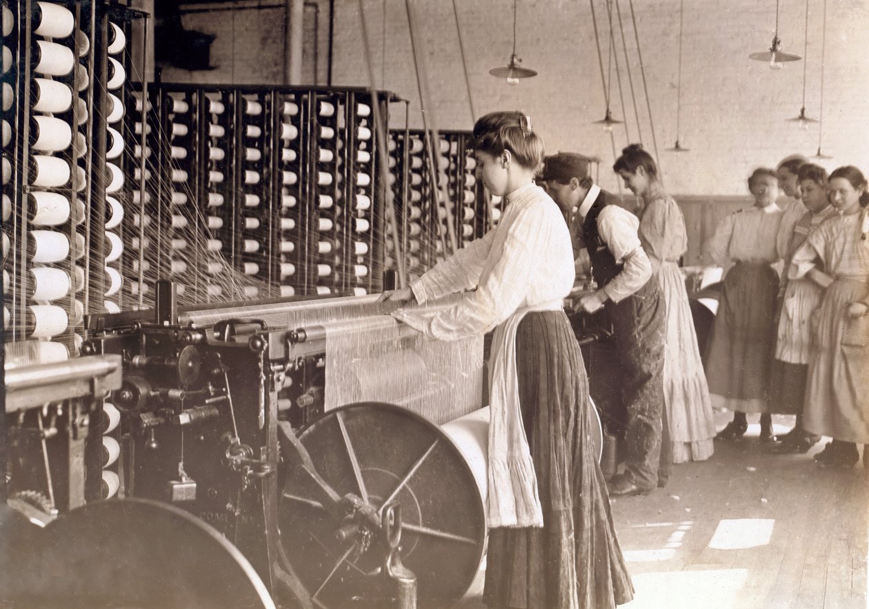 Bir pamuk fabrikasında bir iplik makinesinde çalışan genç kadınlar, Güney Karolina, 1908 by Lewis Wickes Hine
