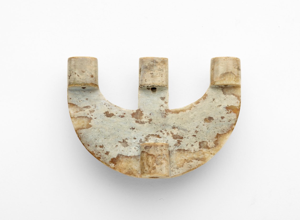 Yay şeklinde kolye, ilave süslemeli, MÖ 3300-2250 dolayları by Liangzhu culture
