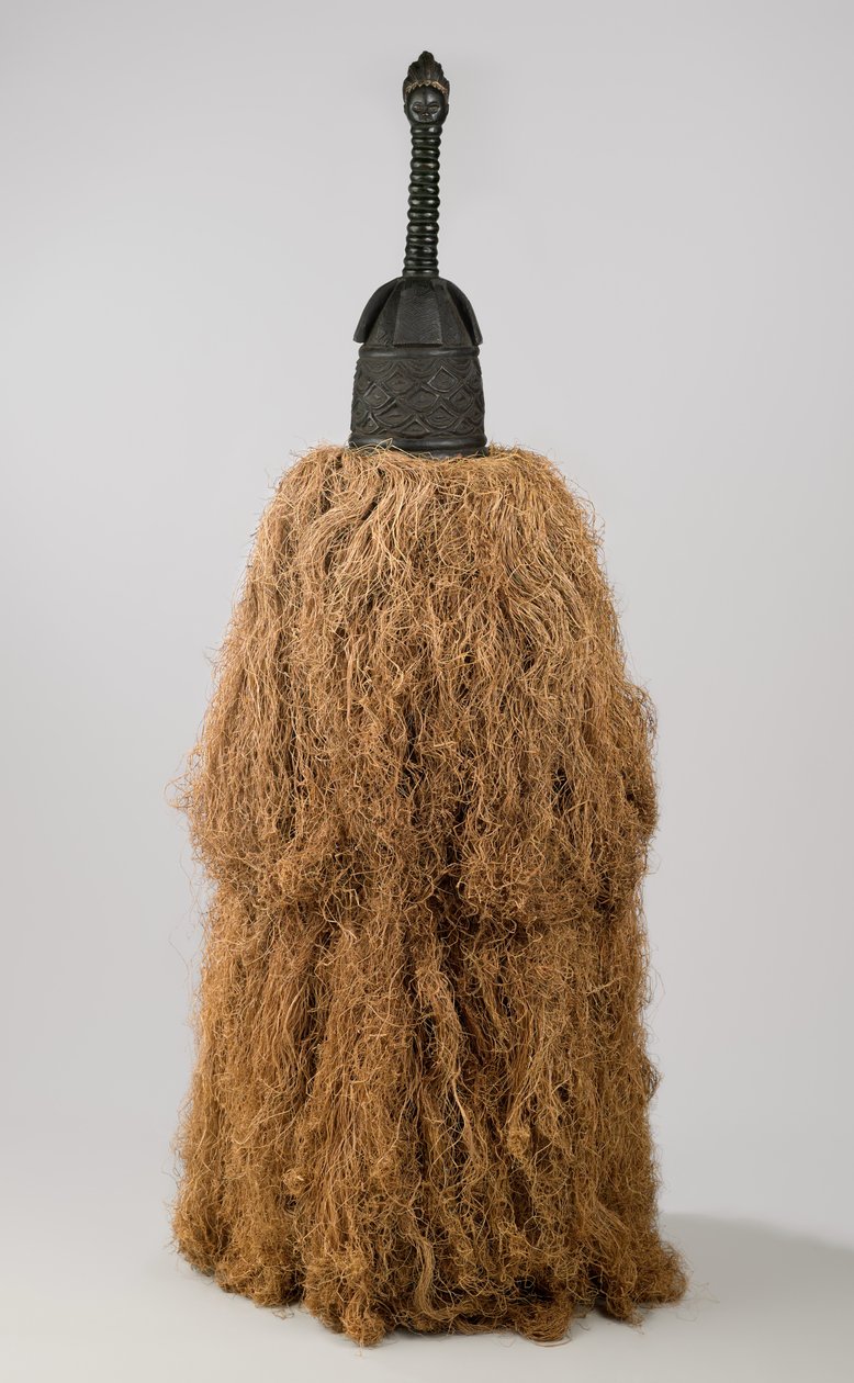 Rafya Kostümlü Kask Maskesi (Gbetu), Gola, 20. yüzyıl (ahşap, pigment, metal, rafya) by Liberian Liberian