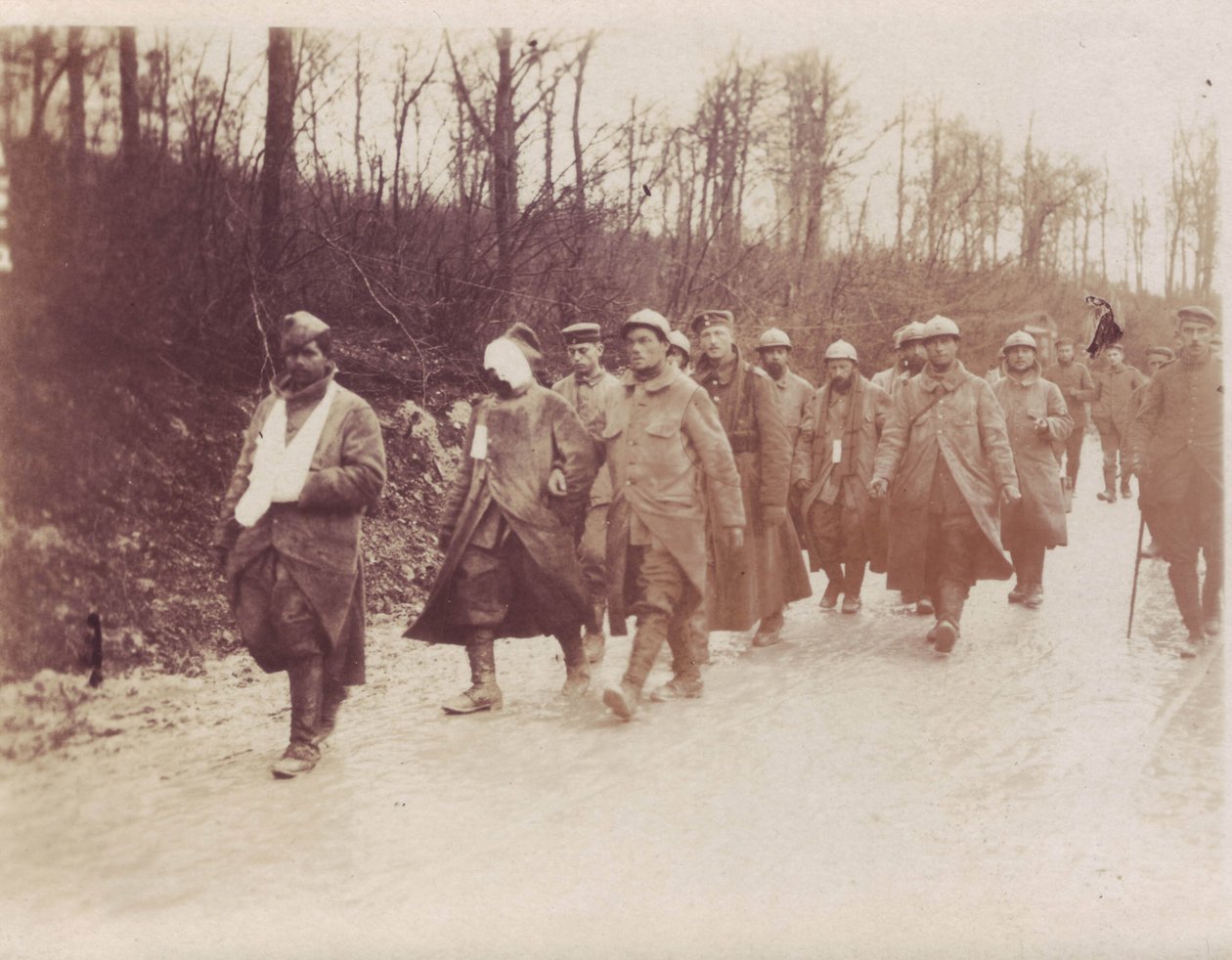 Şubat 1917 - Verdun-Front Fransız mahkumları, Alman askerleri tarafından geri götürülürken yaralandı by Unbekannt Unbekannt