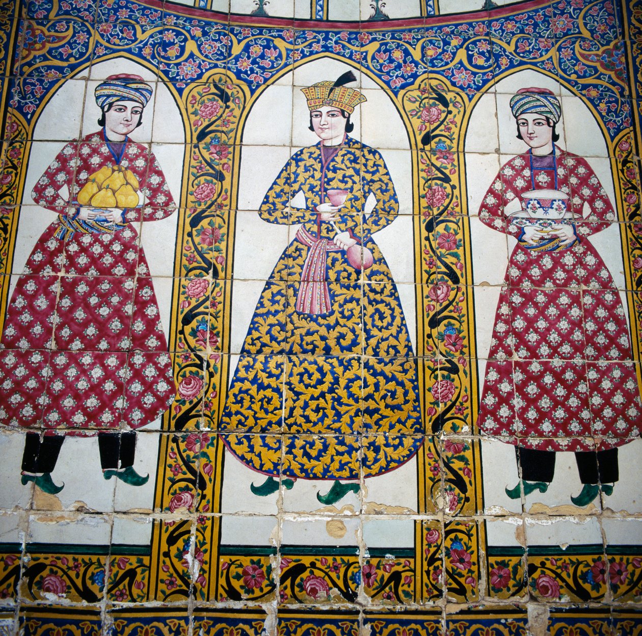 Geleneksel Farsça elbiseli kadın figürleri, mayolika çini dekorasyonu, Narenjestan e Ghavam olarak da bilinen Qavam evi by Unbekannt Unbekannt
