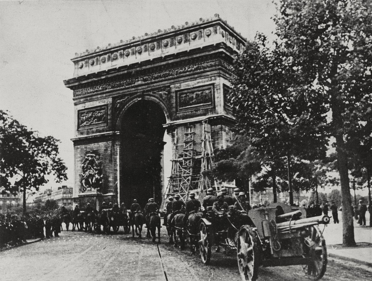 Alman birlikleri, Arc de Triomphe önünde Place de l