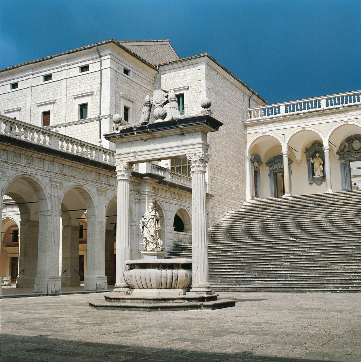 İtalya, Lazio Bölgesi, Frosinone Eyaleti, Cassino, Monte Cassino Manastırı, ana merdiven ve kuyu by Unbekannt Unbekannt