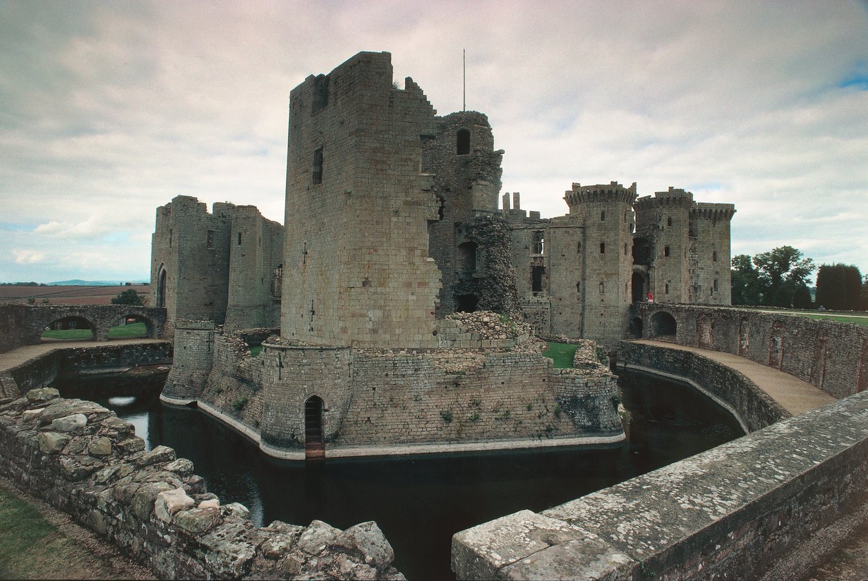 Raglan Castle, Monmouthshire, South Wales, UK (photo) by Unbekannt Unbekannt