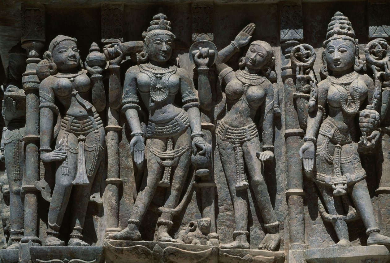 Kadın figürlerini tasvir eden kabartma, Adishvara tapınağı, Vimalavasi Tuk, Shatrunjaya tepesinde tapınak kompleksi, Palitana, Gujarat, Hindistan by Unbekannt Unbekannt