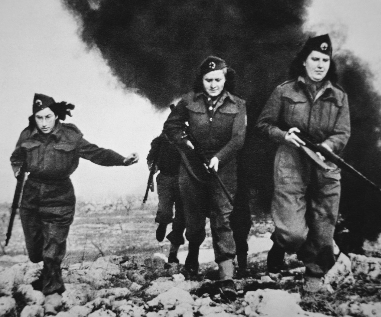 İkinci Dünya Savaşı Sırasında Yugoslav Partizanları (s/b fotoğraf) by Unbekannt Unbekannt
