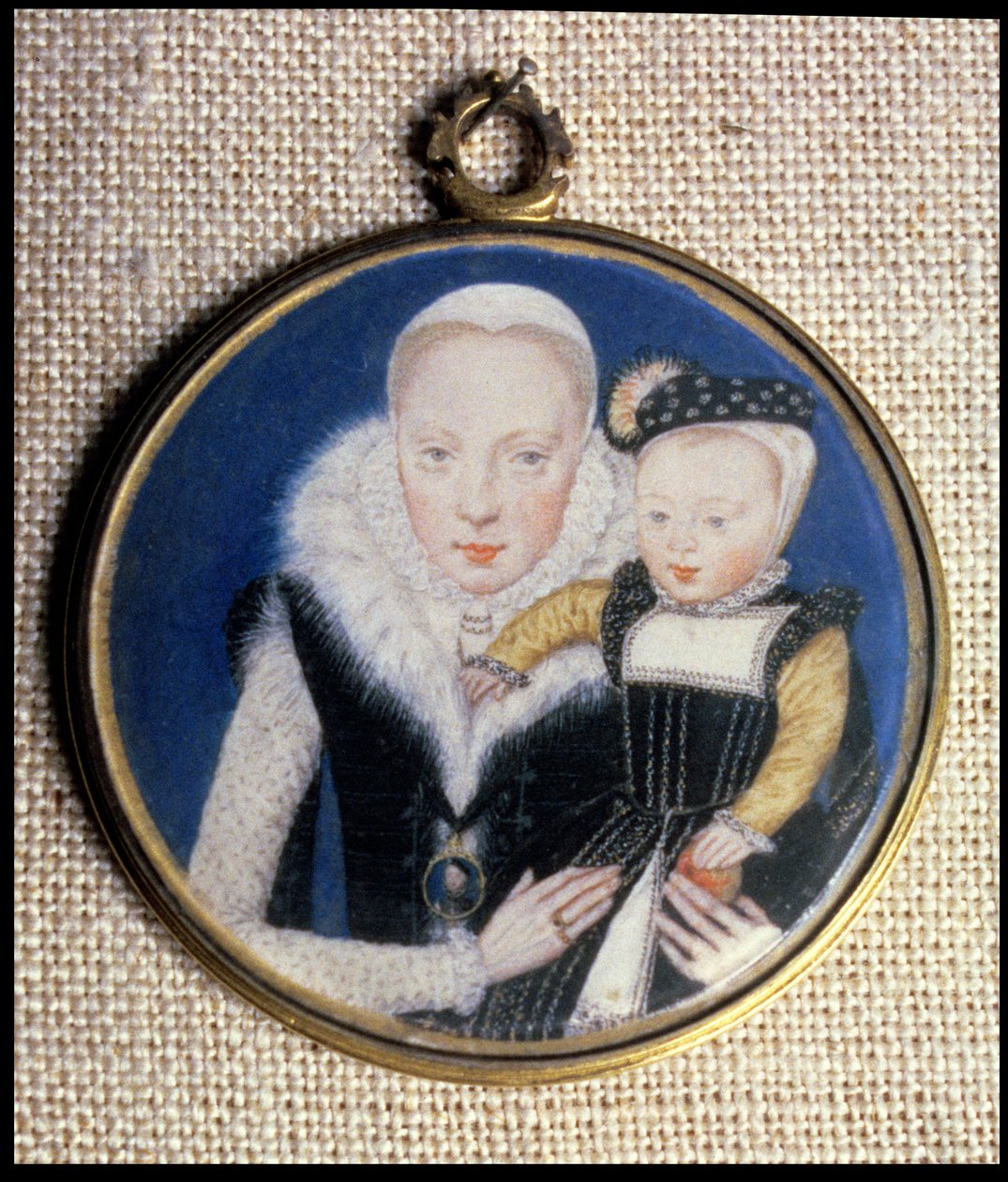 Leydi Katherine Seymour, nee Gray (c.1538-68) Hertford Kontesi, bebek oğlunu tutan ve kocasının minyatürünü giyen portre minyatürü, c.1562 by Lievine Teerlink
