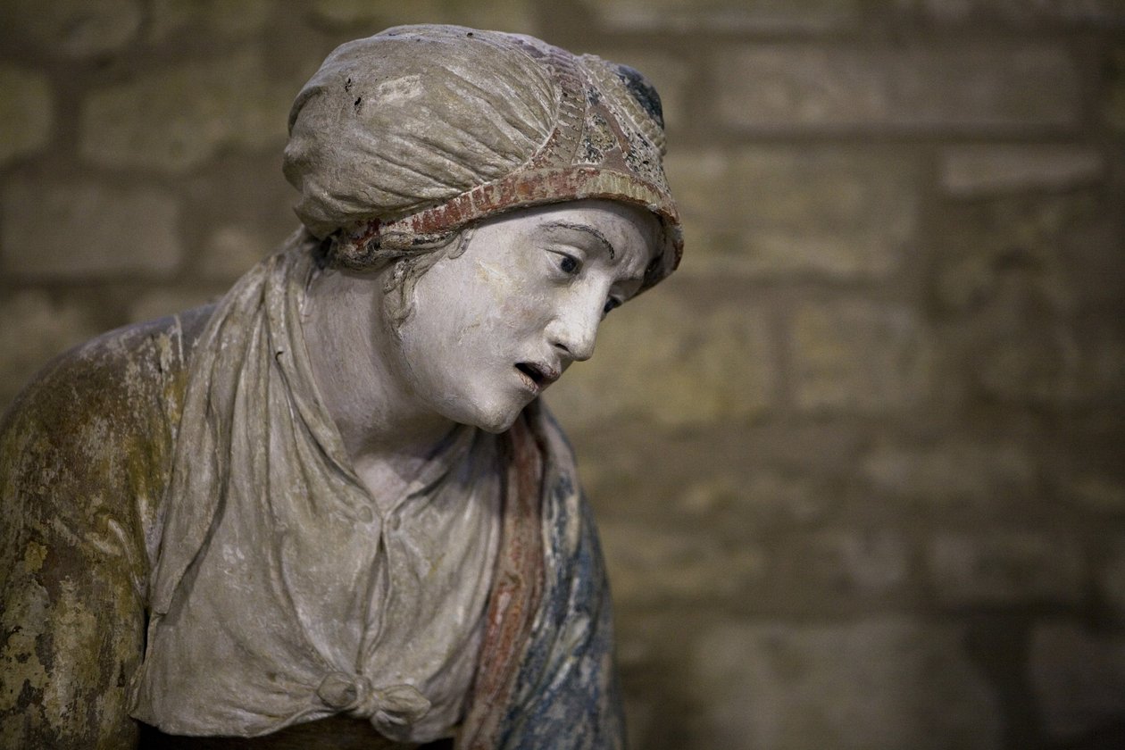 Kaputtaki kutsal kadın (boyalı taş) by Ligier Richier