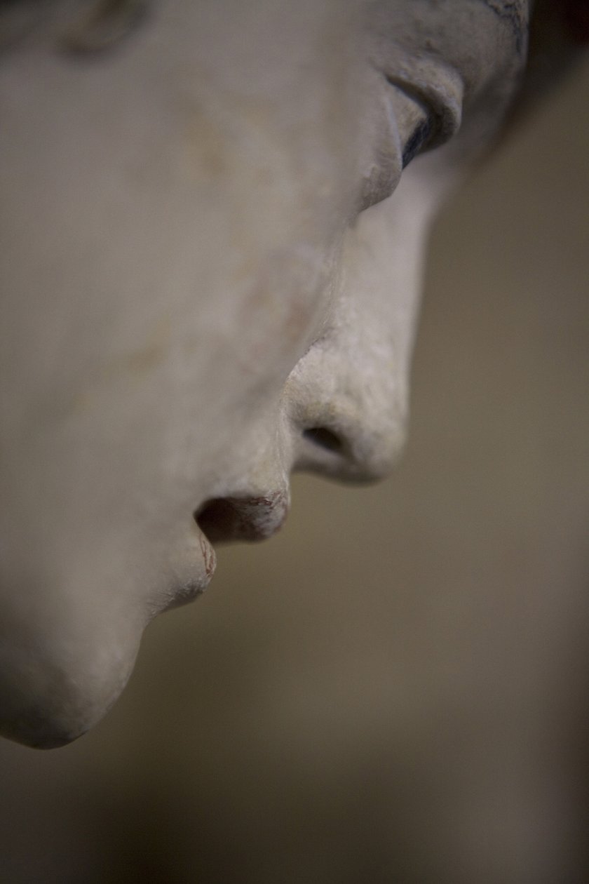 Kaputtaki kutsal kadın (boyalı taş) by Ligier Richier