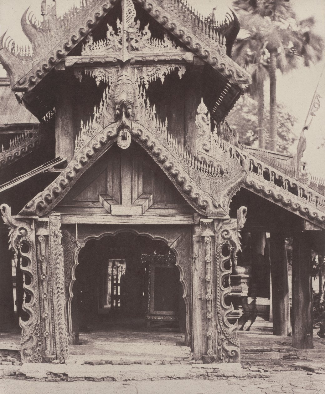 Pugahm Myo: Shwe Zeegong Pagoda Avlusunda Oyma Kapı by Linnaeus Tripe