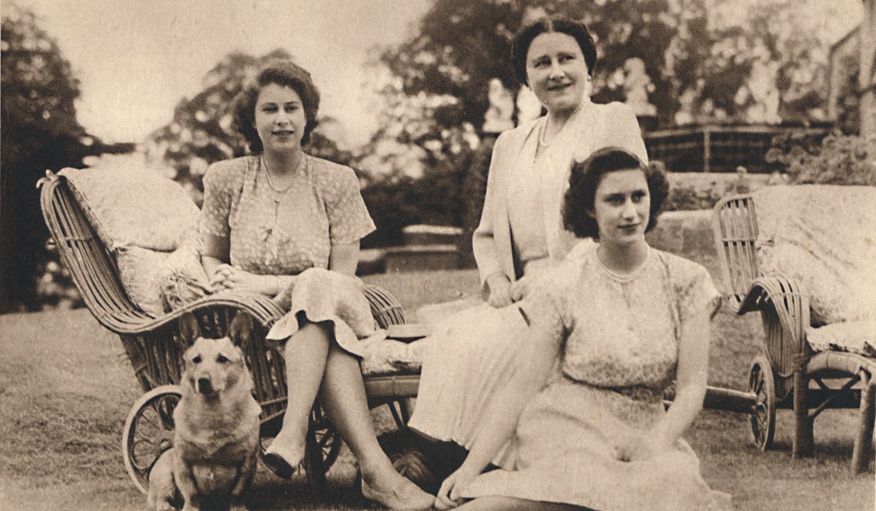 Kraliyet Prensesleri ile Majesteleri Kraliçe, c1950. by Lisa Sheridan