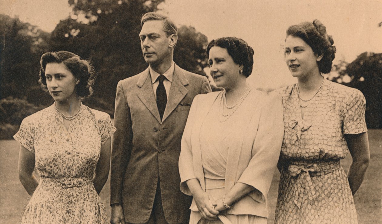 Kraliyet Ailesi, Royal Lodge arazisinde, Windsor, 1946 by Lisa Sheridan