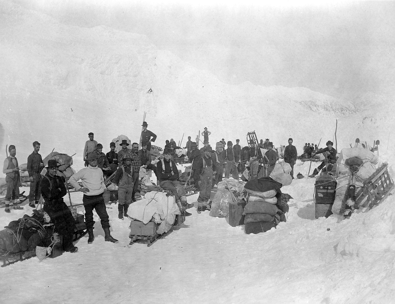 Chilkoot Geçidi Zirvesinde Altın Arayanlar, Alaska, 1897 by Lloyd Valentine and Pond, Edwin Percy Winter