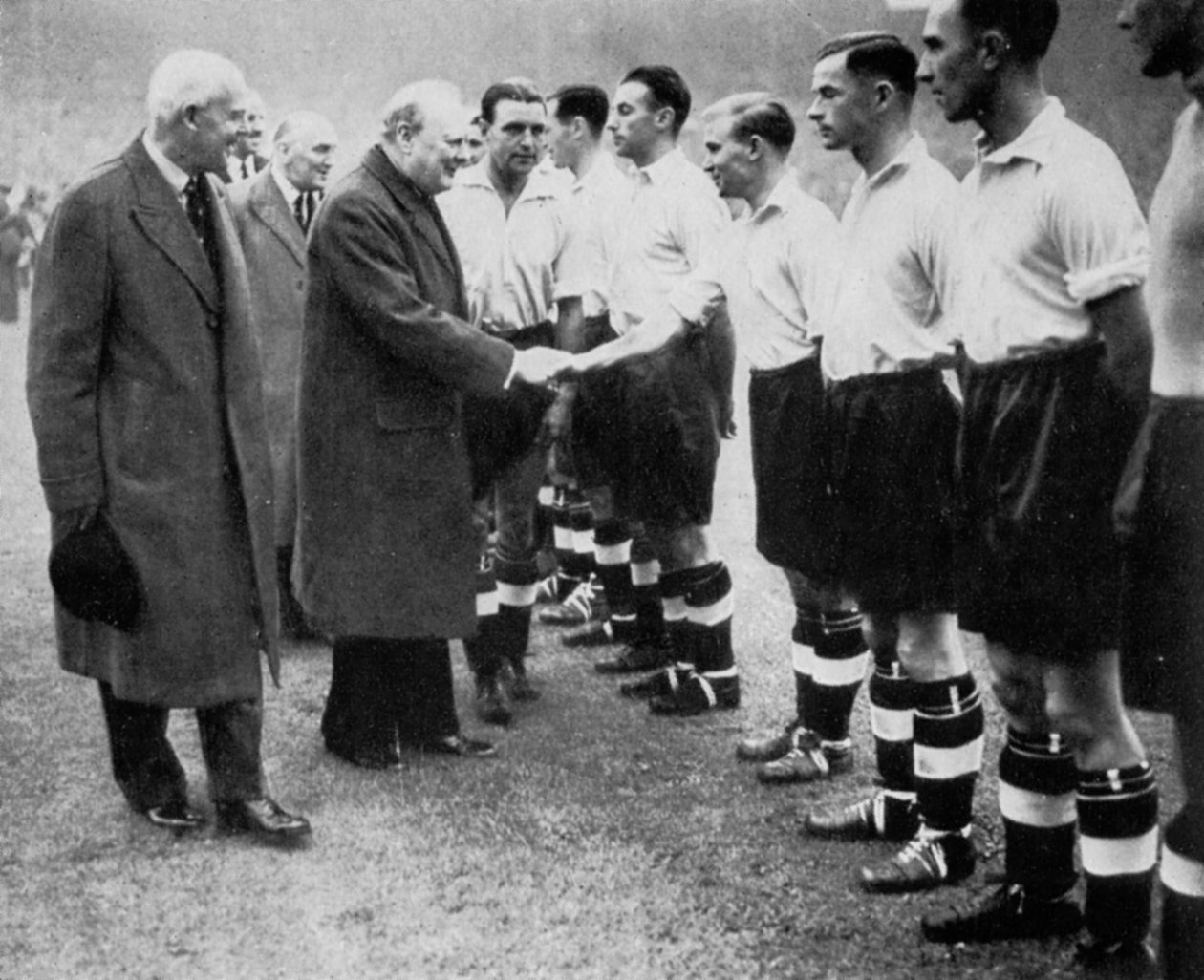 Winston Churchill İngiltere futbol takımını selamlıyor, Wembley, Londra, Ekim 1941. by London News Agency