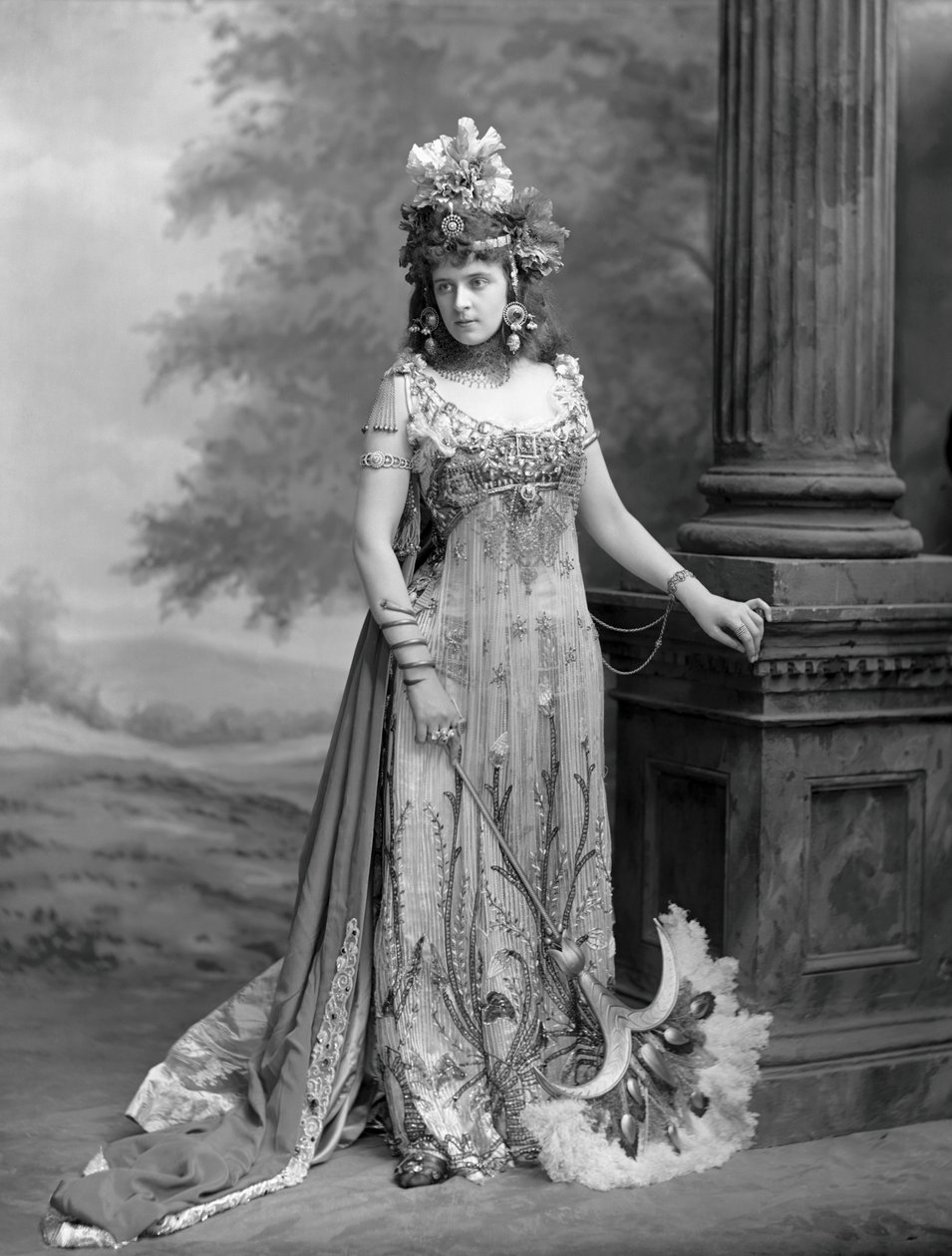 Bayan Algernon Bourke 1870-1967, kızlık soyadı Guendolin Irene Emily Sloane-Stanley..., 1897. by London . Photo studio Lafayette