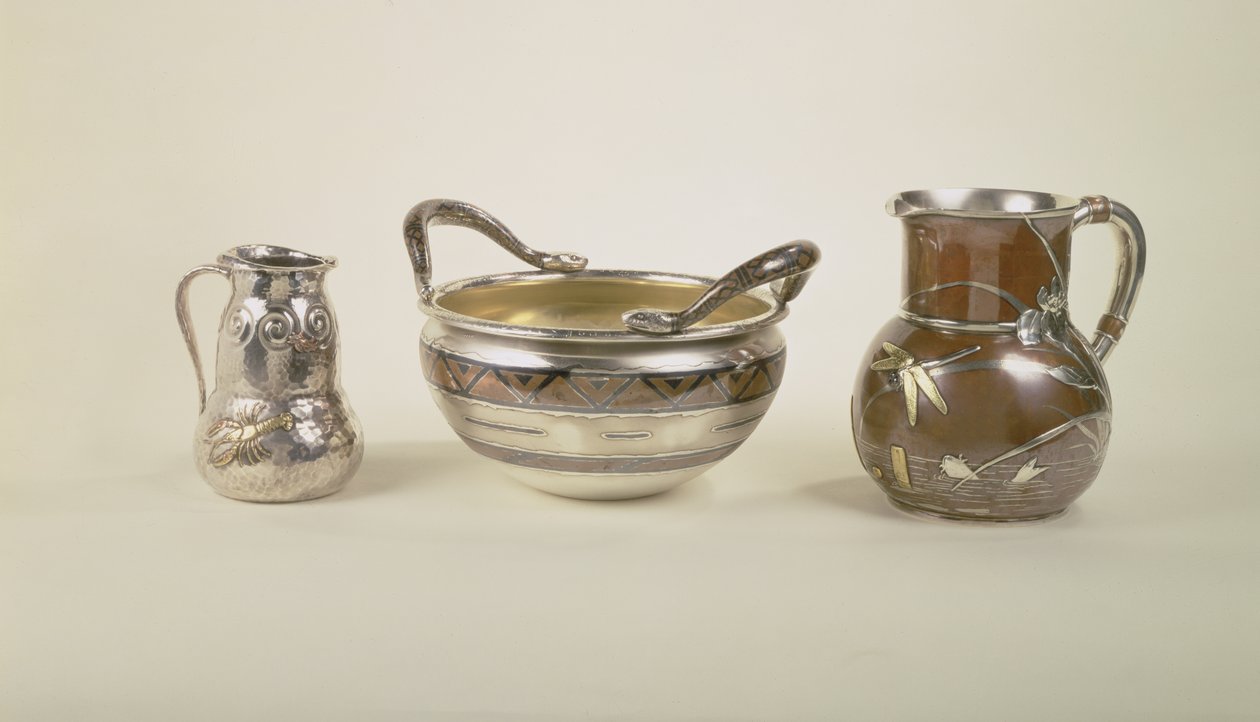 Solda: havuz sahneli su sürahisi; Merkez: sekiz litrelik vaftiz kasesi; Sağda: çifte kabak şeklinde sürahi, Tiffany ve Co by Louis Comfort Tiffany