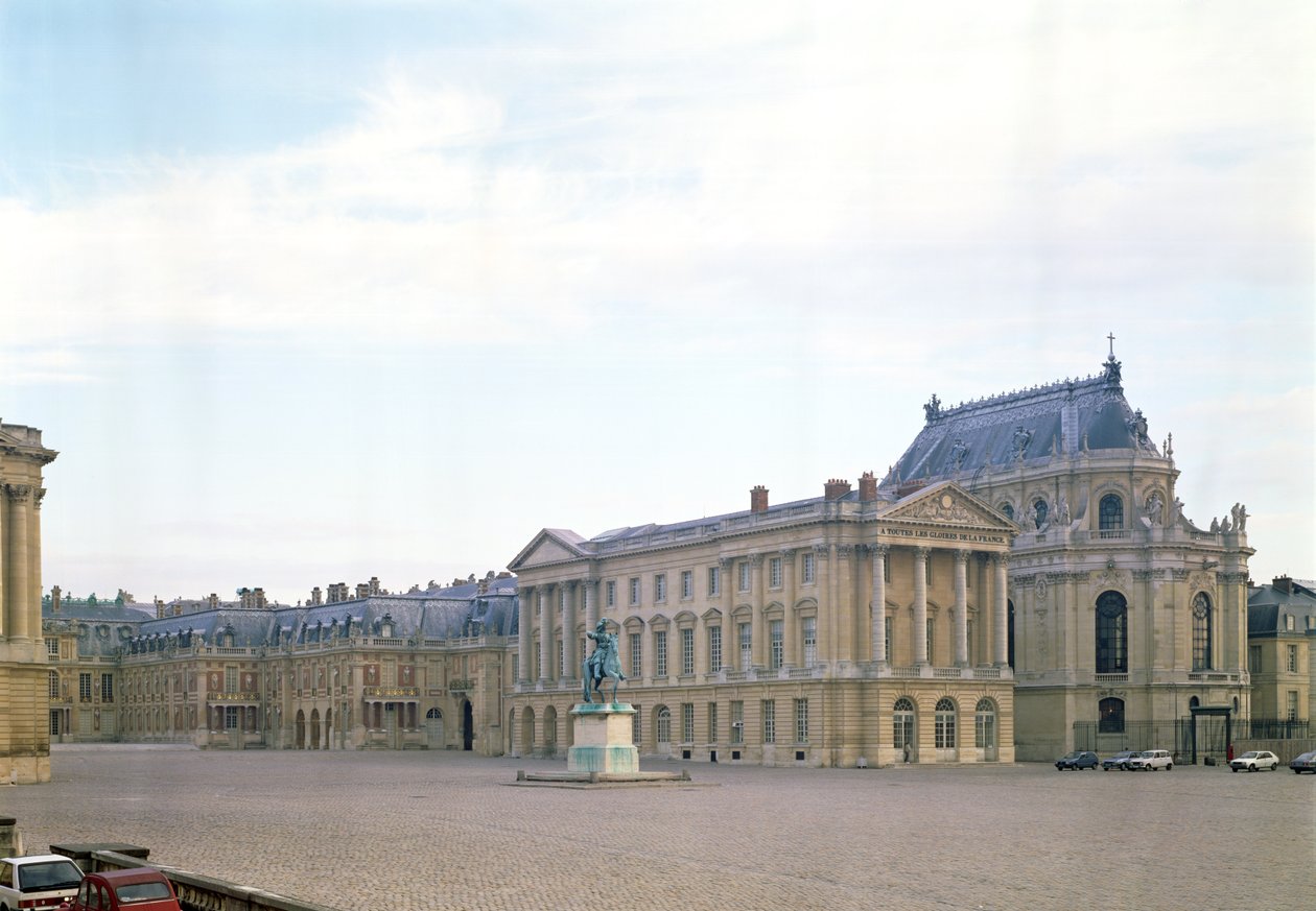 Kraliyet Avlusuna (ortada) 1660