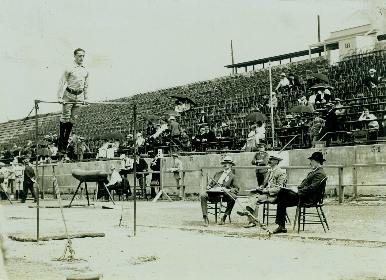 Üç yargıçla birlikte yüksek bir barda bir sporcunun yatay fotoğrafı by Louis Melsheimer