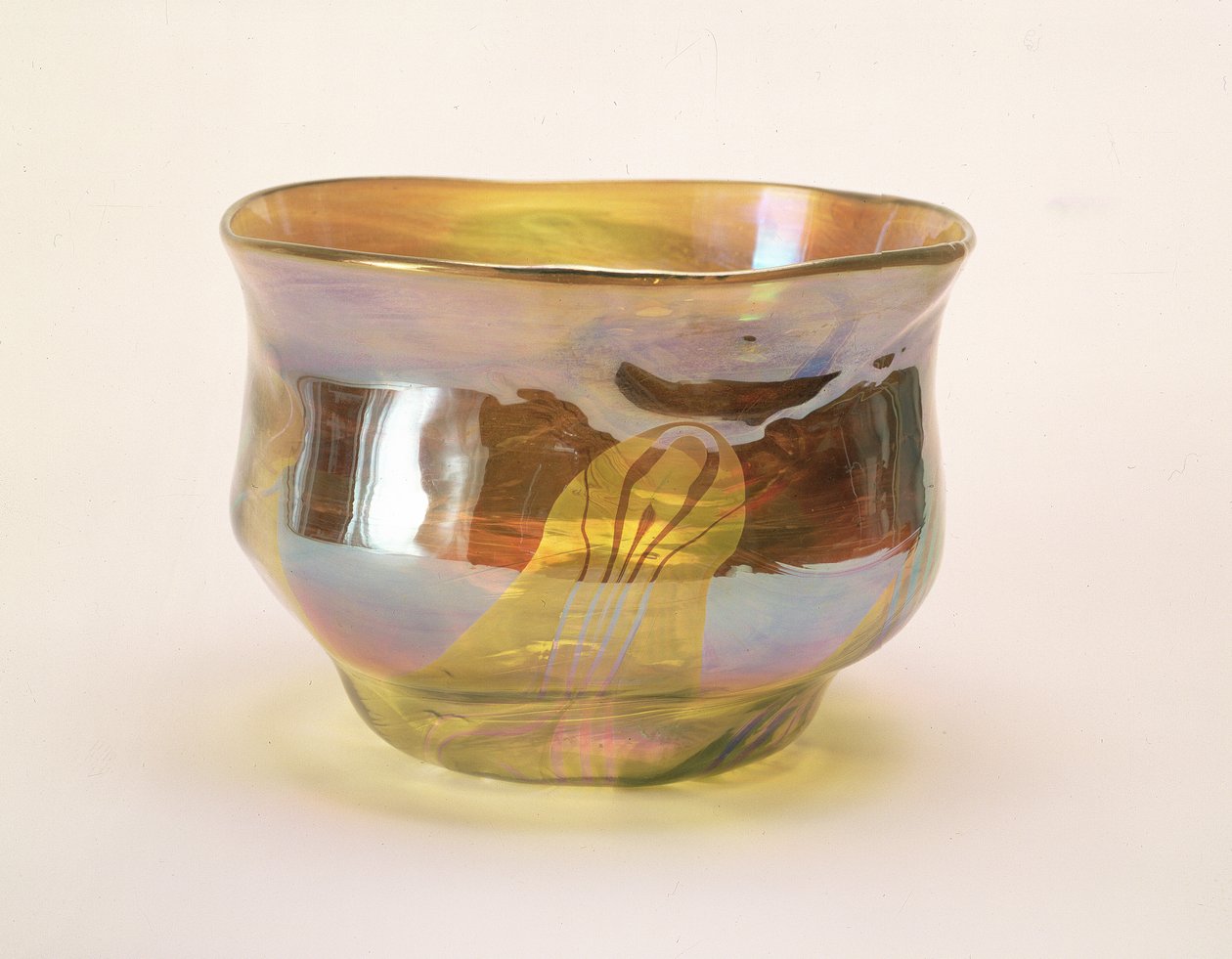 Favrile Kase, Glass Decorating Company için, New York, 1894 dolayları (yanardönerli sarı cam) by Louis Comfort Tiffany