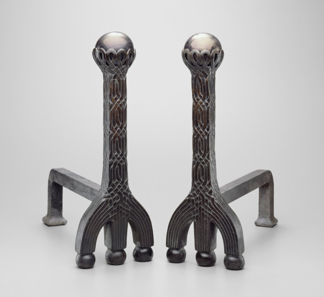 Bir çift andiron, c.1892/1902 (favrile camlı bronz) by Louis Comfort Tiffany