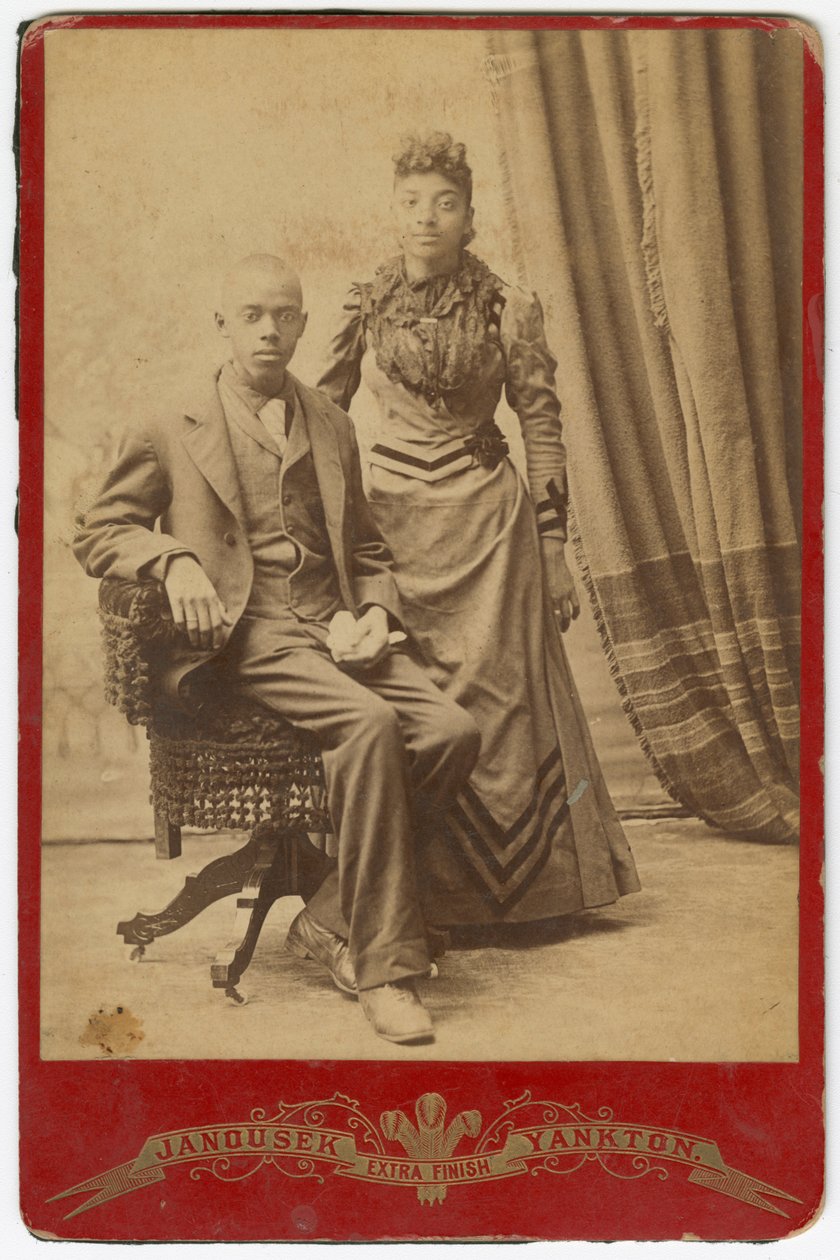 Afrikalı-Amerikalı erkek ve kadının resmi giysiler içindeki fotoğrafı, 19. yüzyılın sonlarında. by Louis Janousek
