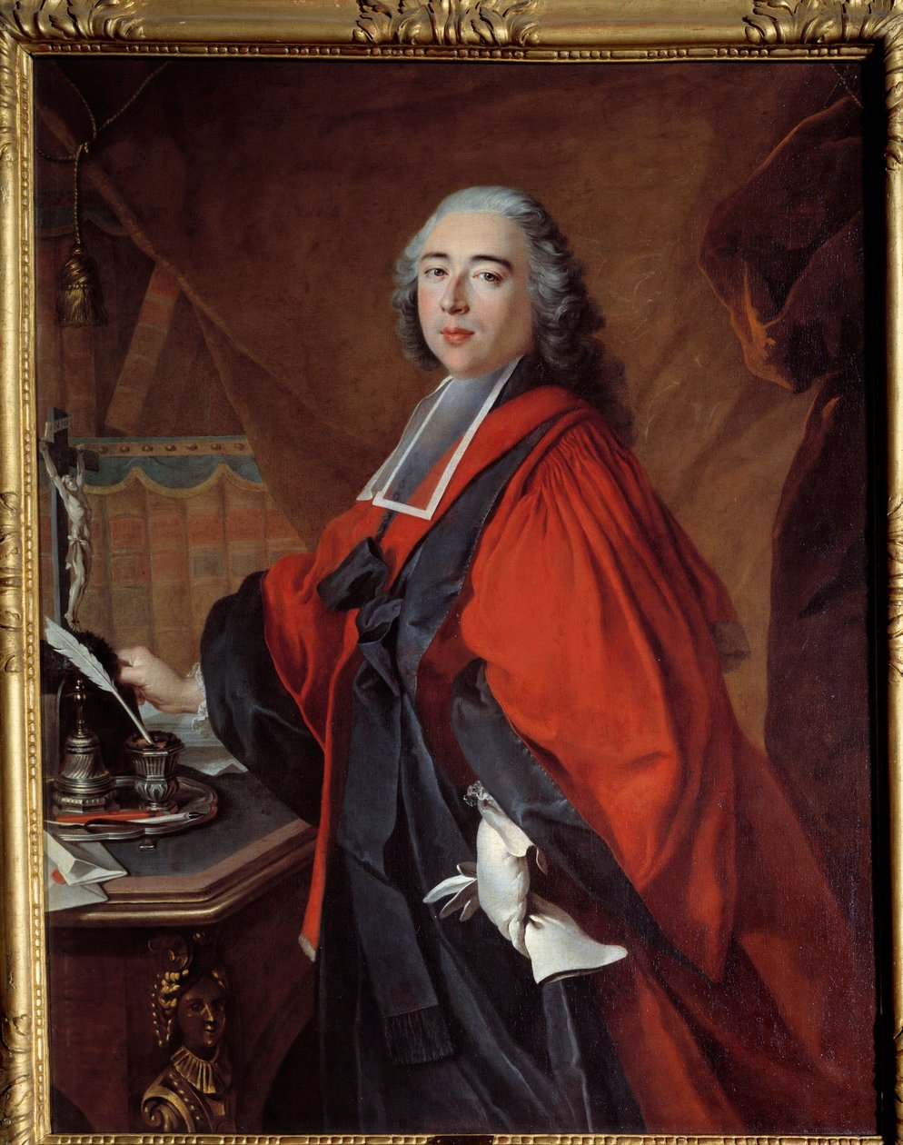 Bir hakimin portresi. Masasında bir haç ve bir yazı zorunluluğu var. Louis Tocque (1696-1772) tarafından yapılan boyama by Louis Tocqué