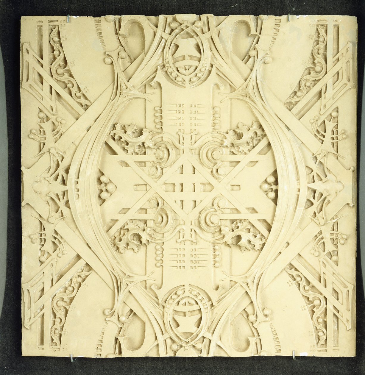 Ayrıntılı tomarlar ve yaprak düzeneklerle süslenmiş bir tavan parçası, 1906-1908 by Louis Sullivan