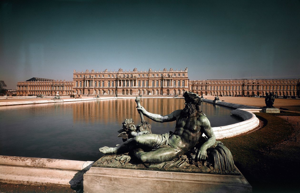 Versay kalesinin parkının cephesinin ve çeşmelerinin görünümü. Mimarlar Louis Le Vau (1612-1670) ve Jules Hardouin Mansart (1646-1708) tarafından düzenlendi 1668-1684 Versailles Şatosu ve Trianon, Versailles by Louis and Mansart Jules H.  Le Vau