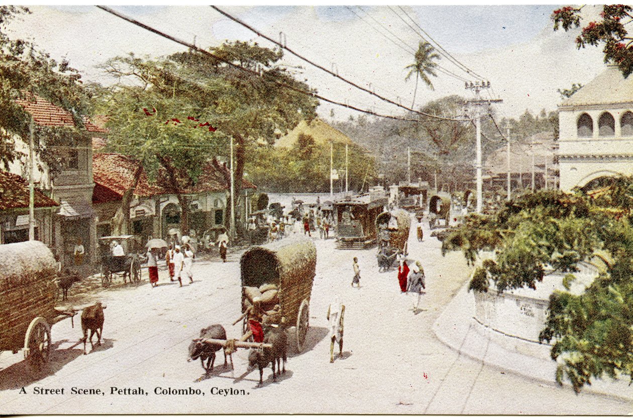 A Street Scene, Pettah, Colombo, Ceylon, c.1900-20 (el ile renklendirilmiş fotoğraf) by Ltd. Ceylon Plâté