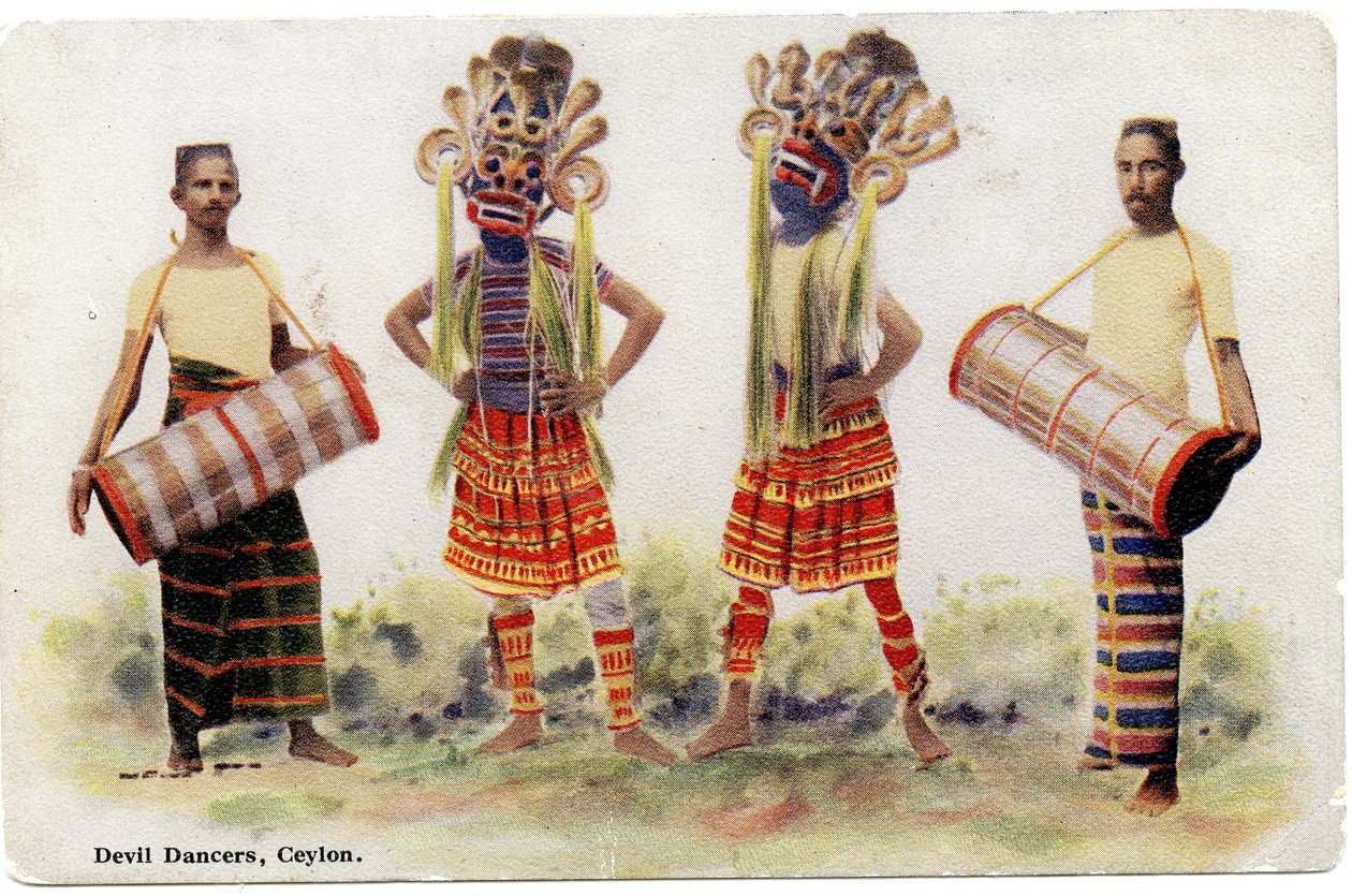Şeytan Dansçıları, Seylan, c.1900-20 (el ile renklendirilmiş fotoğraf) by Ltd. Ceylon Plâté