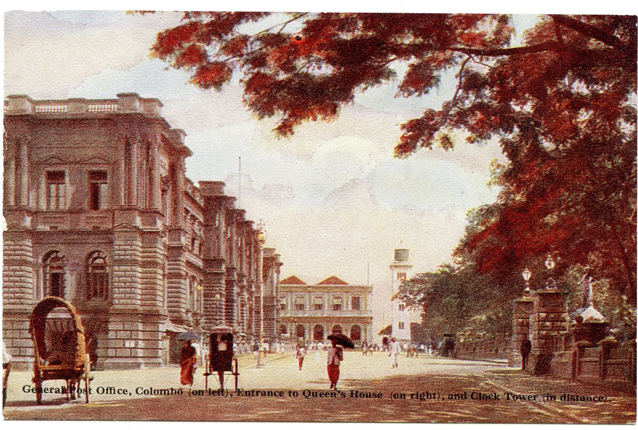General Post Office, Colombo (solda), Queens House girişi (sağda) ve Saat Kulesi (uzaktan), c.1900-20 (el ile renklendirilmiş fotoğraf) by Ltd. Ceylon Plâté