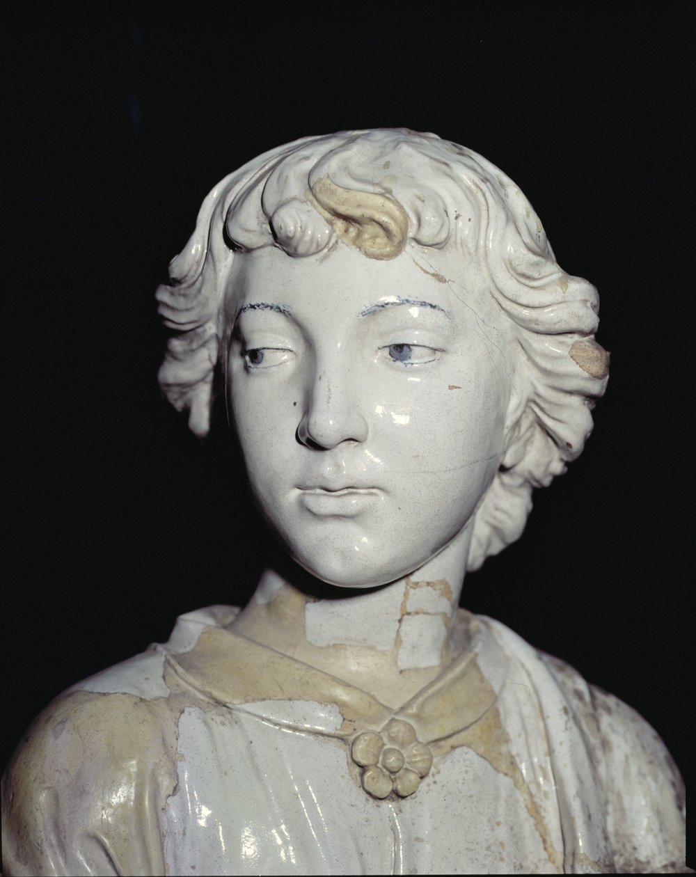 Bir mum tutan melek, baş sırlı seramik detay için bkz. çift için 97637, bkz. 97635-6 by Luca Della Robbia