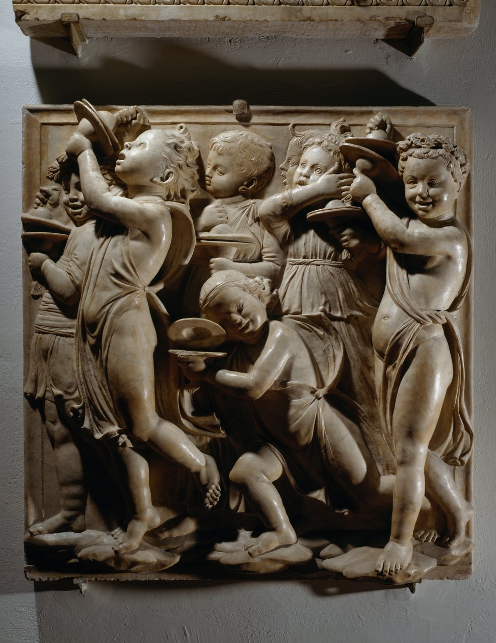Onu sevinç zillerinde övün (Salmo 150, Praise the Lord), zil çalanlarla panel by Luca Della Robbia