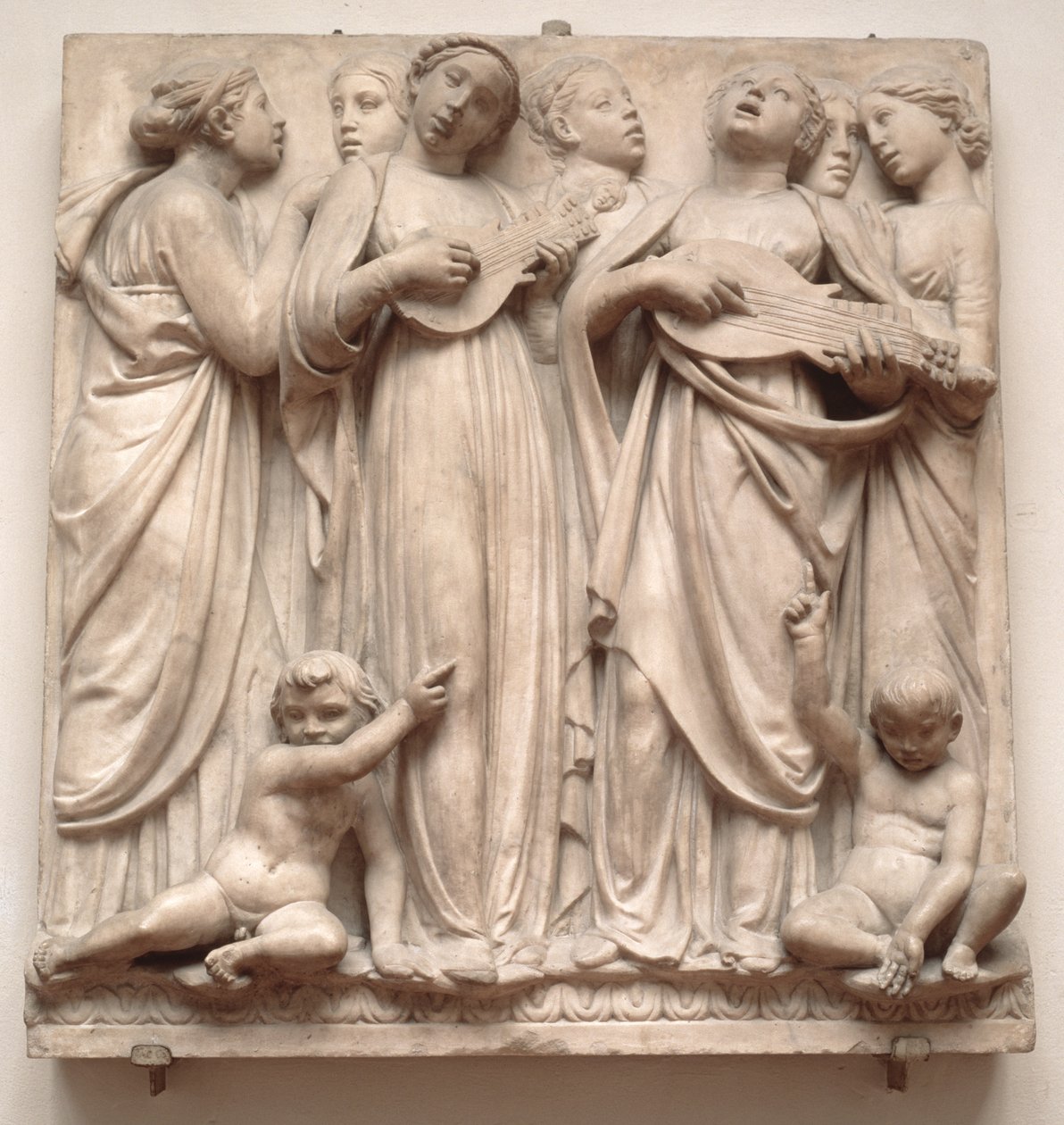 Şarkı söyleyen melekler, Cantoria'dan kabartma, c.1432-38 (mermer) by Luca Della Robbia