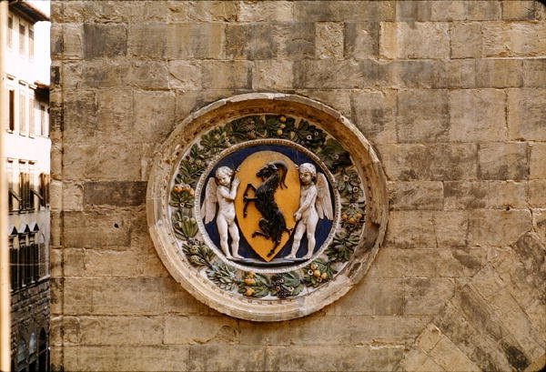 Mercanzia loncasının arması by Luca Della Robbia