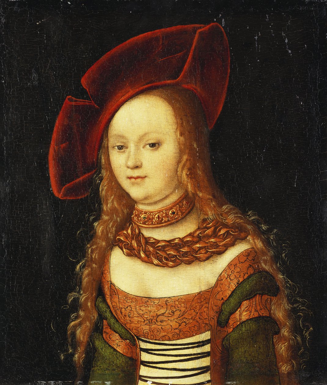 Kırmızı şapkalı yeşil ve altın rengi bir kostüm giyen genç bir kızın portresi, yarım uzunlukta, by Lucas Cranach